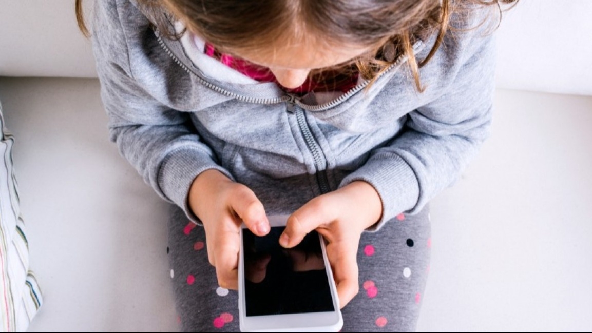 Una nena de nueve años recibió material sexual en su celular e investigan el caso