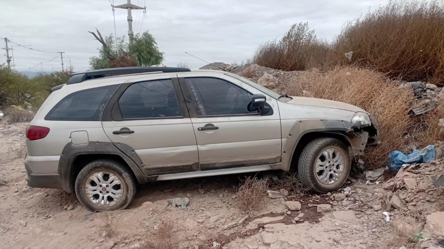 Un conductor perdió el control de su auto y terminó al costado