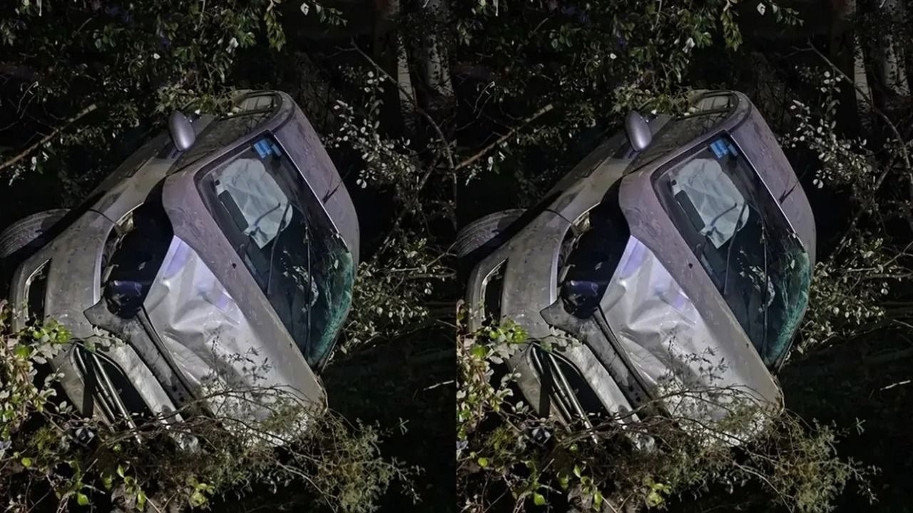 Se quedó dormido al volante, volcó y terminó en un zanjón