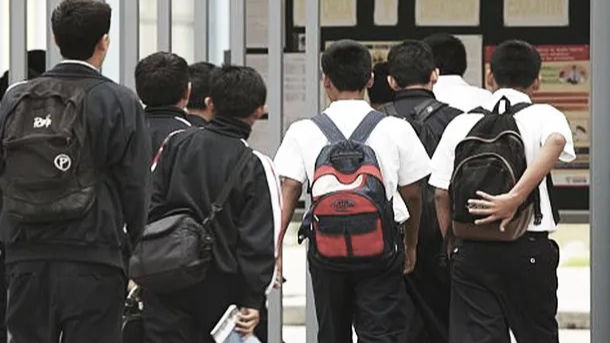 Prohíben las mochilas en escuelas secundarias ante las amenazas de tiroteo