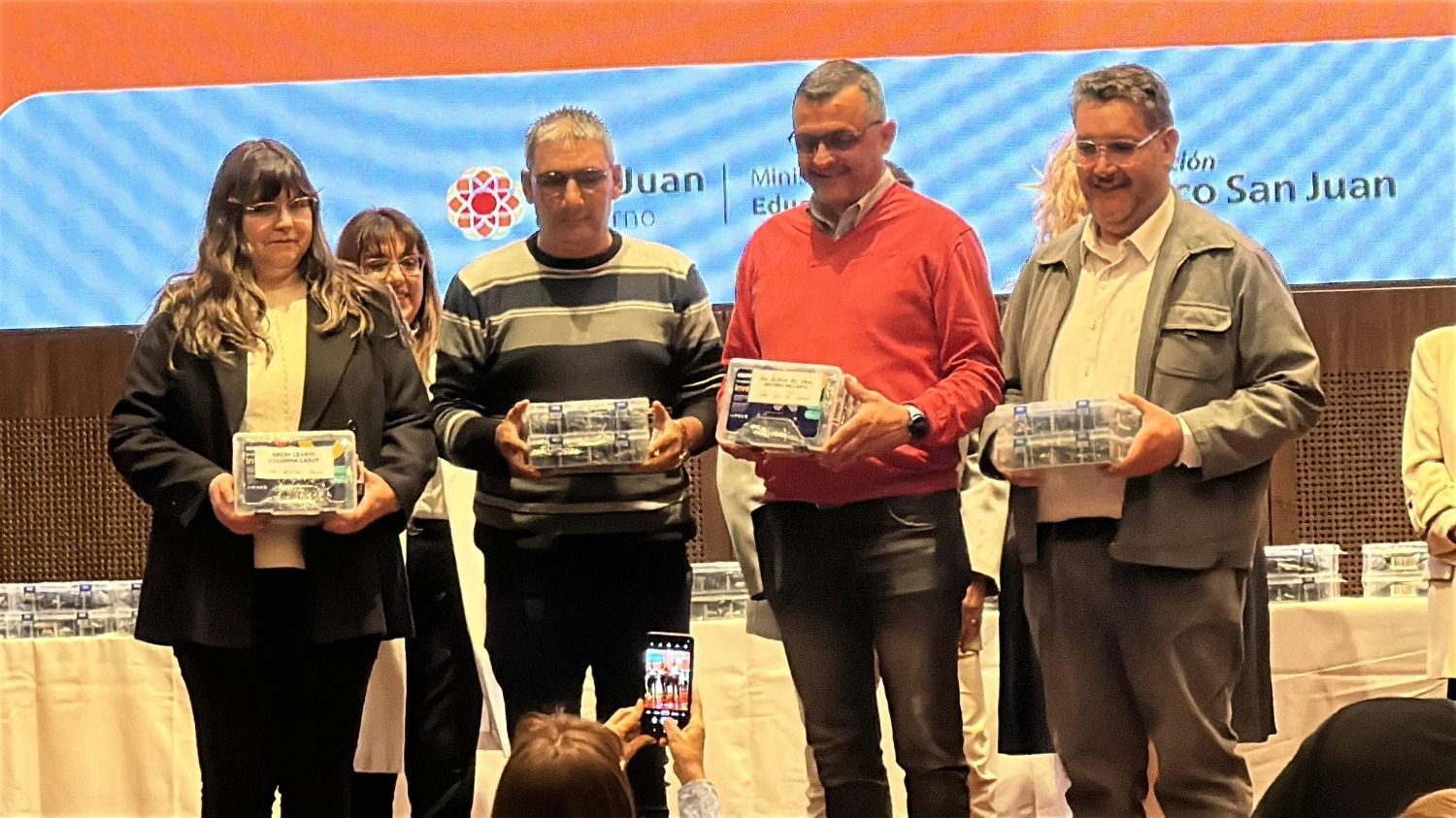 En un acto protocolar el Ministerio de Educación entregó kits escolares de robótica