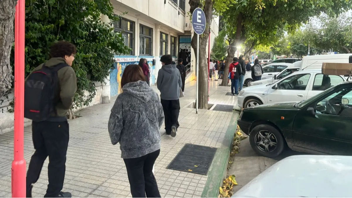 Detuvieron a la madre del alumno que llevó un arma de jueguete a la escuela