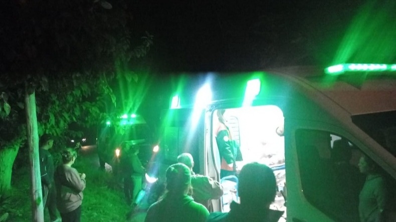 Caminaba por la oscuridad, la atropelló una moto y fue hospitalizada