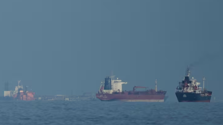 Irán atacó tres buques en el Estrecho de Ormuz y tensa el diálogo con EE.UU.