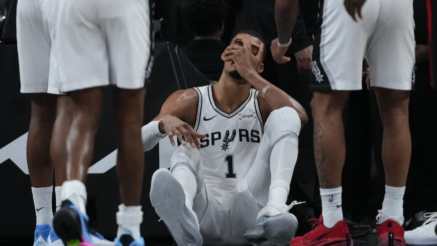 Una estrella de la NBA sufrió una conmoción tras un golpe contra el piso