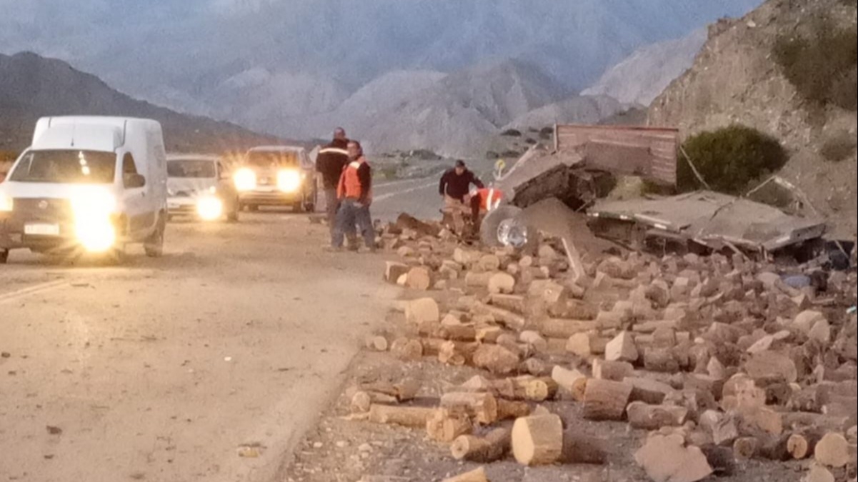 Un hombre murió tras el vuelco de un camión de leña en Calingasta