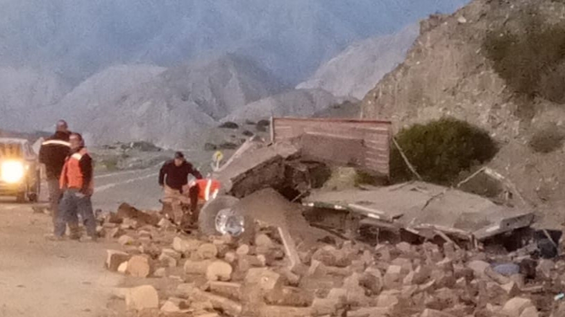 Identificaron al camionero que volcó y murió en Calingasta