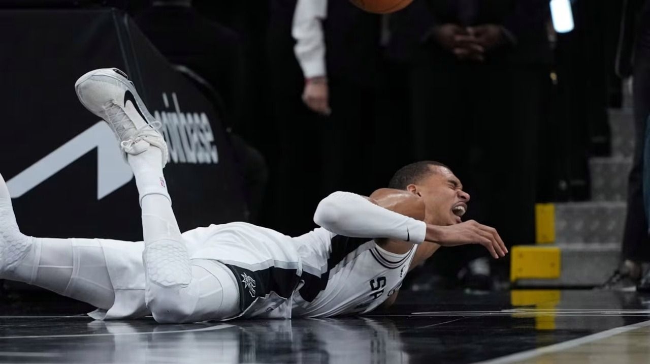 Una estrella de la NBA sufrió un golpe en la cabeza y se descompuso en pleno partido