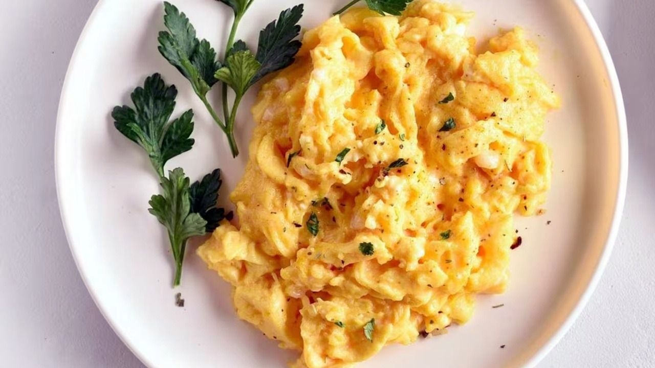 Desayuno exprés en cinco minutos fácil solo con huevo y queso