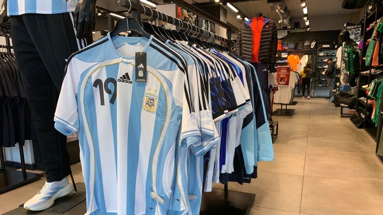 Por el Mundial, la demanda de camisetas argentinas creció hasta un 40% en San Juan