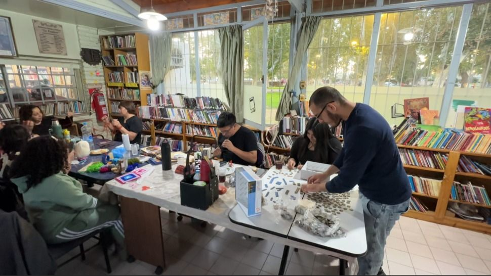 Juegos, pintura y lecturas entre mate y mate, la propuesta de La Escalera