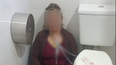 Una mujer se encadenó en el baño de una obra social y rogó por ayuda
