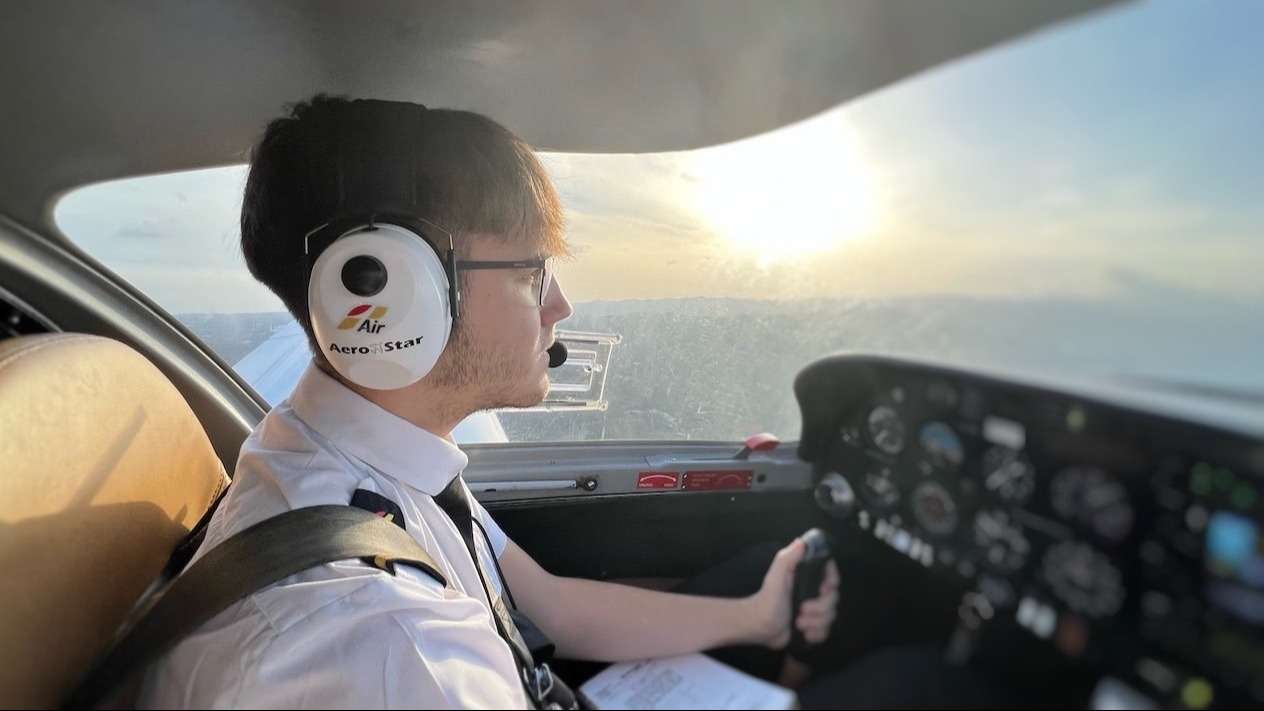 Quién es el famoso que estudiará para ser piloto de avión