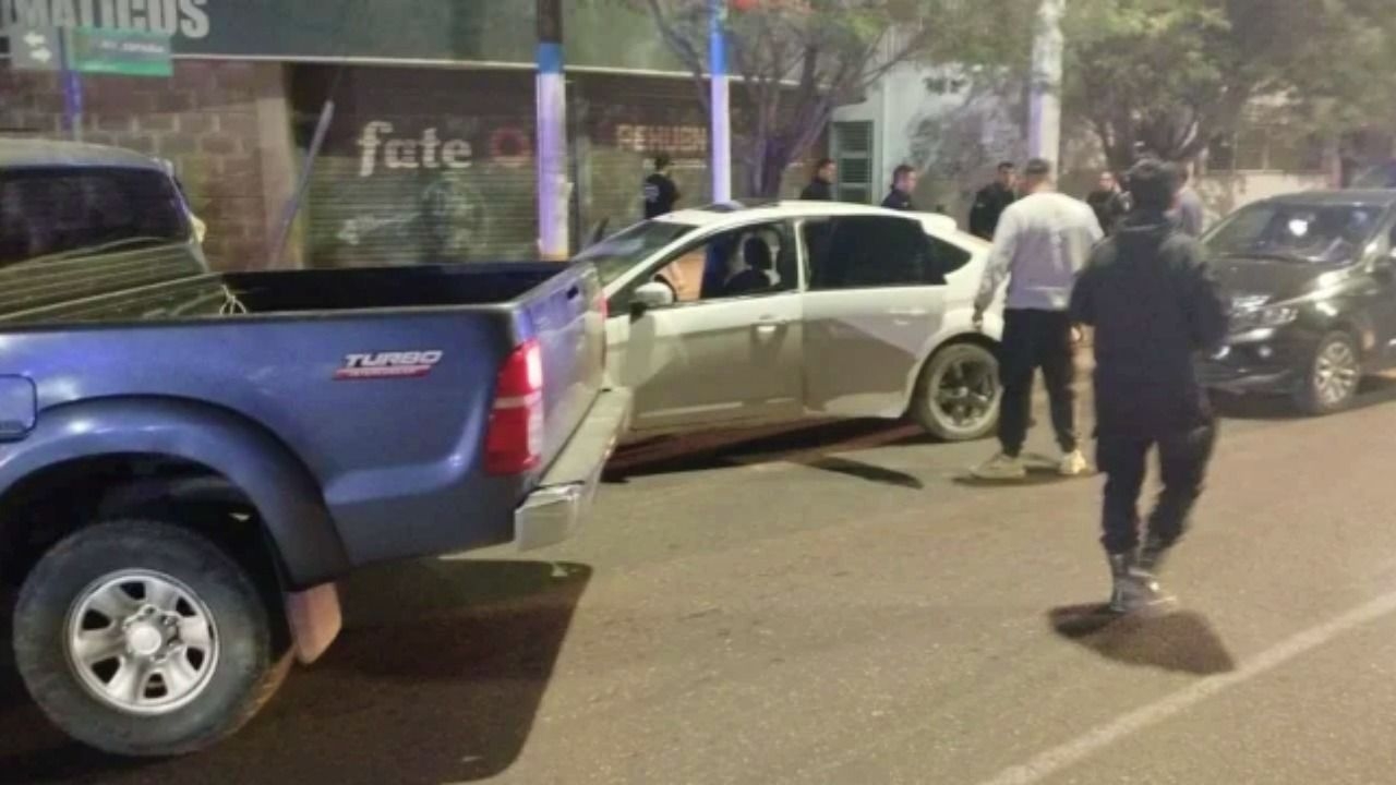 Un sujeto atropelló a policías para intentar huir en un auto robado con droga