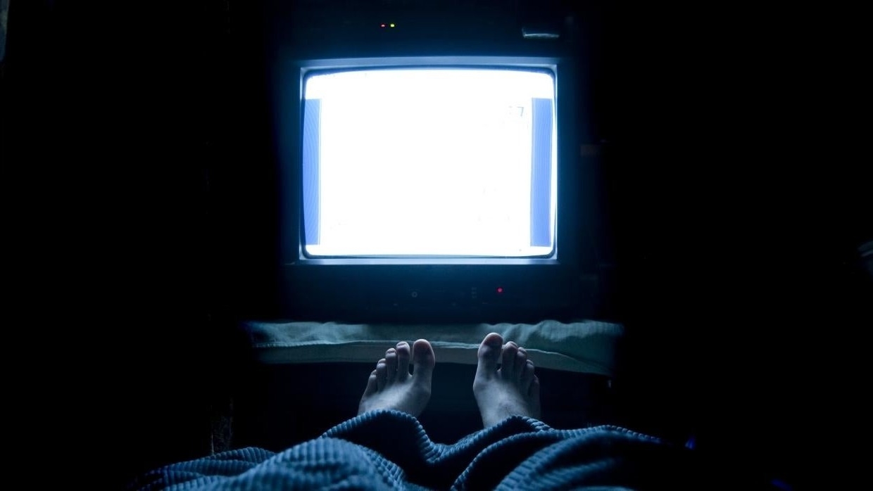 Por qué dormir con la tele prendida hace que subas de peso
