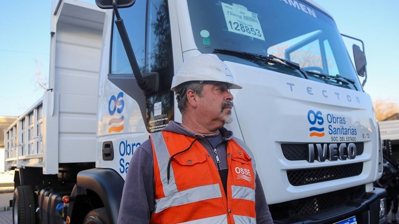 Obras Sanitarias llama a licitar la compra de 30 vehículos oficiales por casi $2.000M