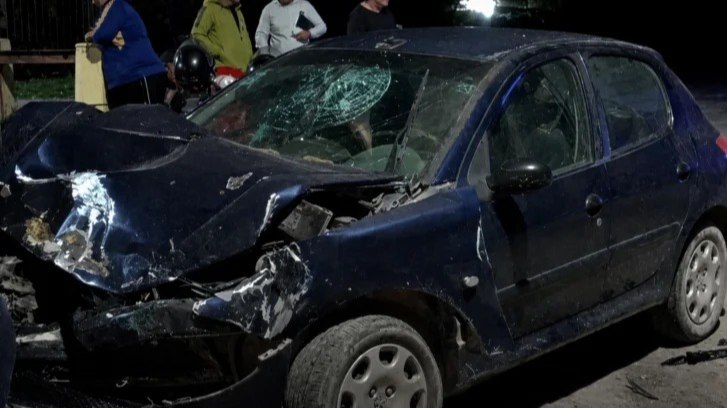 Fuerte choque dejó un auto destruido y cuatro personas en el hospital