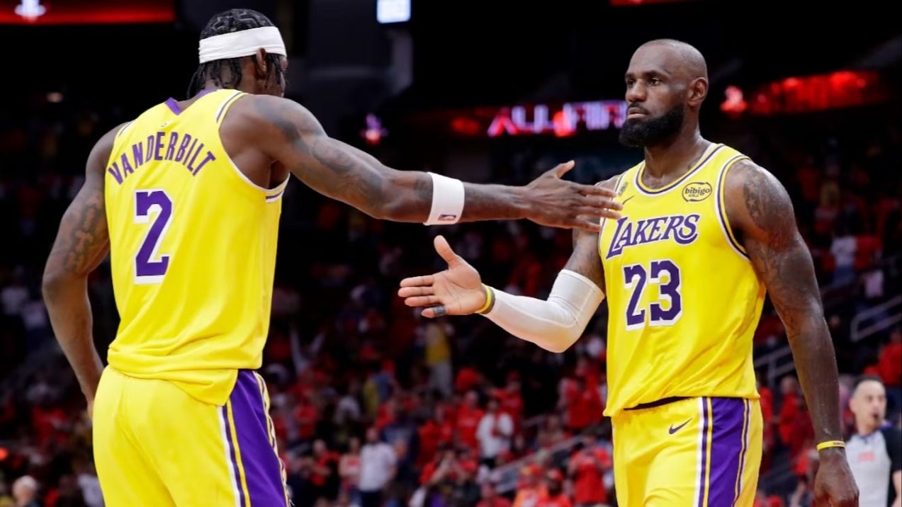 LeBron salvó a los Lakers y los dejó al borde de la clasificación