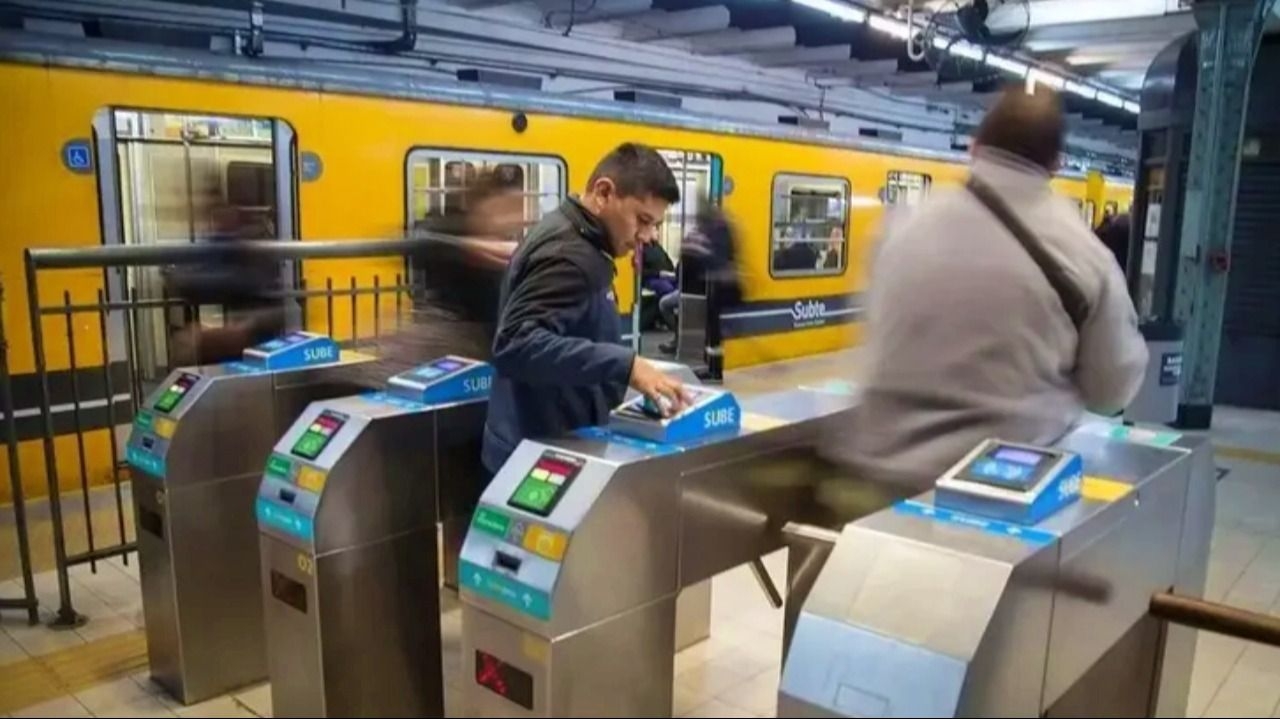 Liberarán molinetes en la Línea B por el despido de una trabajadora acosada