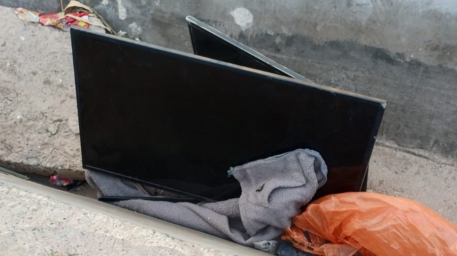 Un grupo de ladrones escapó y dejó dos televisores tirados en un canal