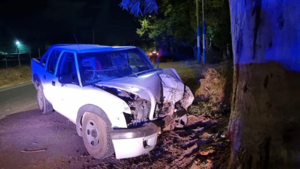 Un joven perdió el control de su camioneta y se estrelló contra un árbol