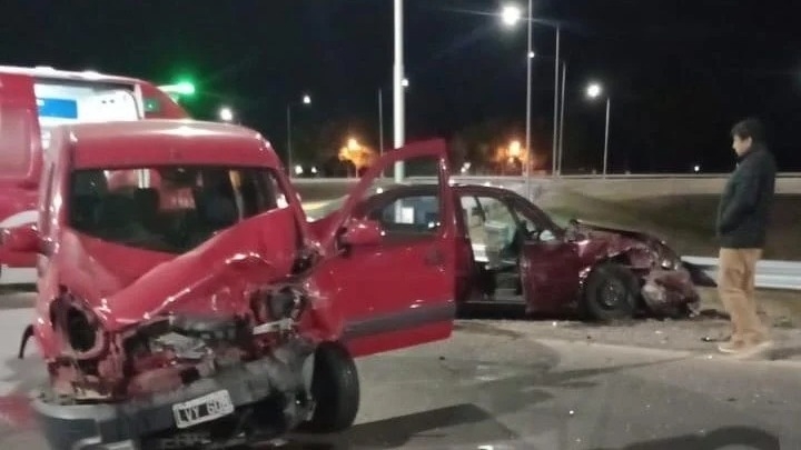 Fuerte choque entre dos vehículos a la altura del Monumento al Gaucho