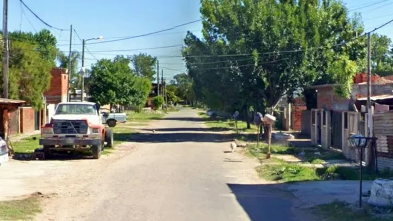 Le dispararon en el pecho a una mujer tras asomarse por la ventana de su casa