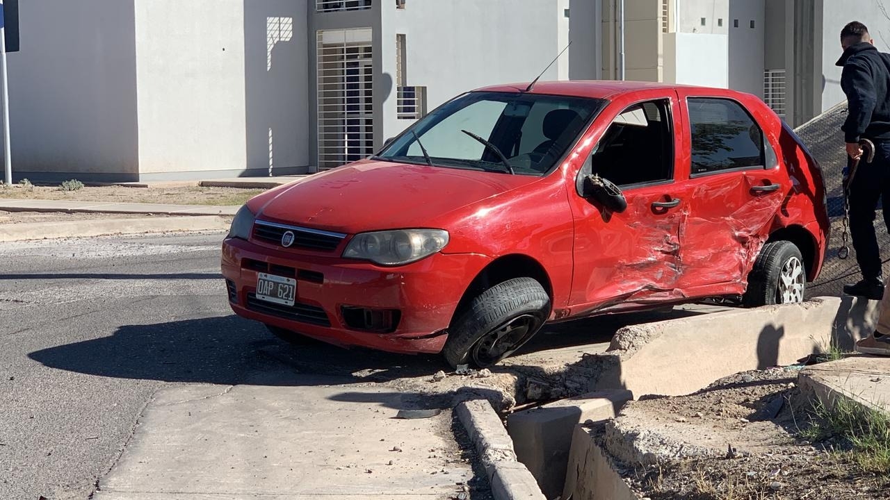 Dos autos chocaron, uno terminó dado vuelta y una mujer fue hospitalizada
