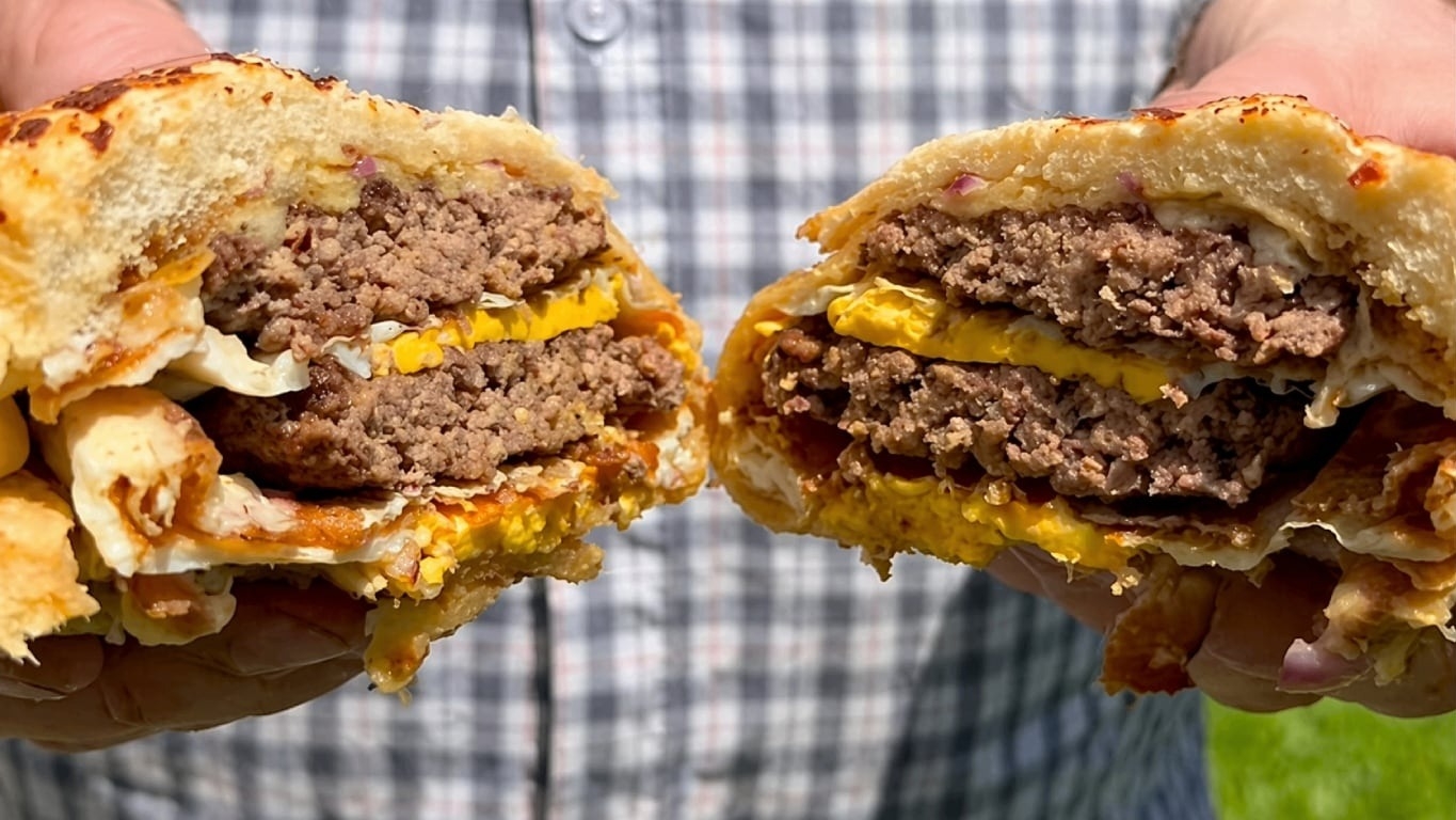 Cómo hacer la hamburguesa de panceta y huevo envuelta en queso