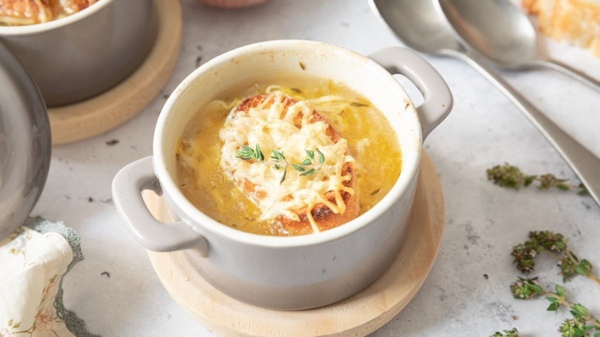 Secretos del chef Krywonis para una sopa de cebolla tradicional