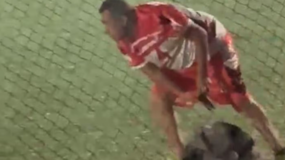 Sacó un arma y disparó al aire en medio de un partido de fútbol en Córdoba