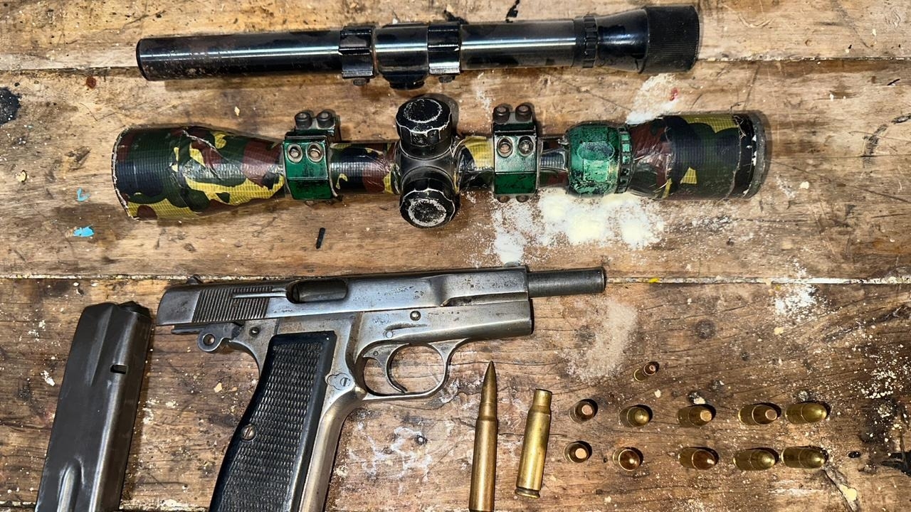 En allanamientos hallaron pistolas, municiones, cannabis y objetos sustraídos