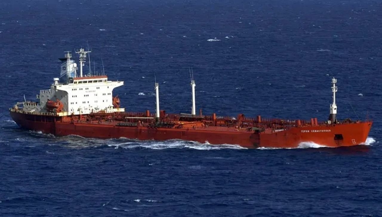 Un buque logró cruzar el estrecho de Ormuz y abre una señal de alivio global