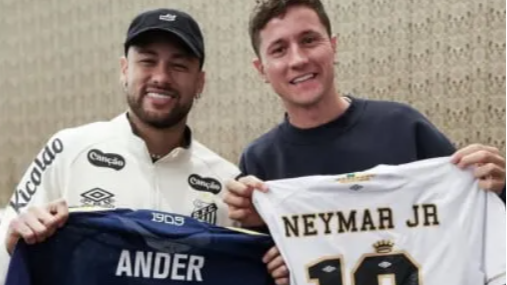 Neymar posó con la 10 de Riquelme en Boca y sorprendió con un regalo