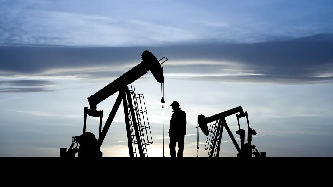 Volatilidad en el mercado del petróleo crudo con alza en el precio del barril Brent