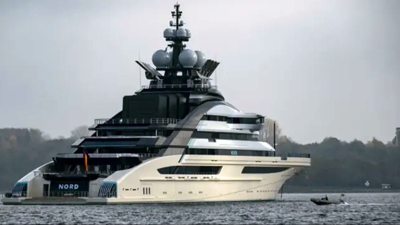 Un yate de lujo cruzó el estrecho de Ormuz en pleno bloqueo sin problemas