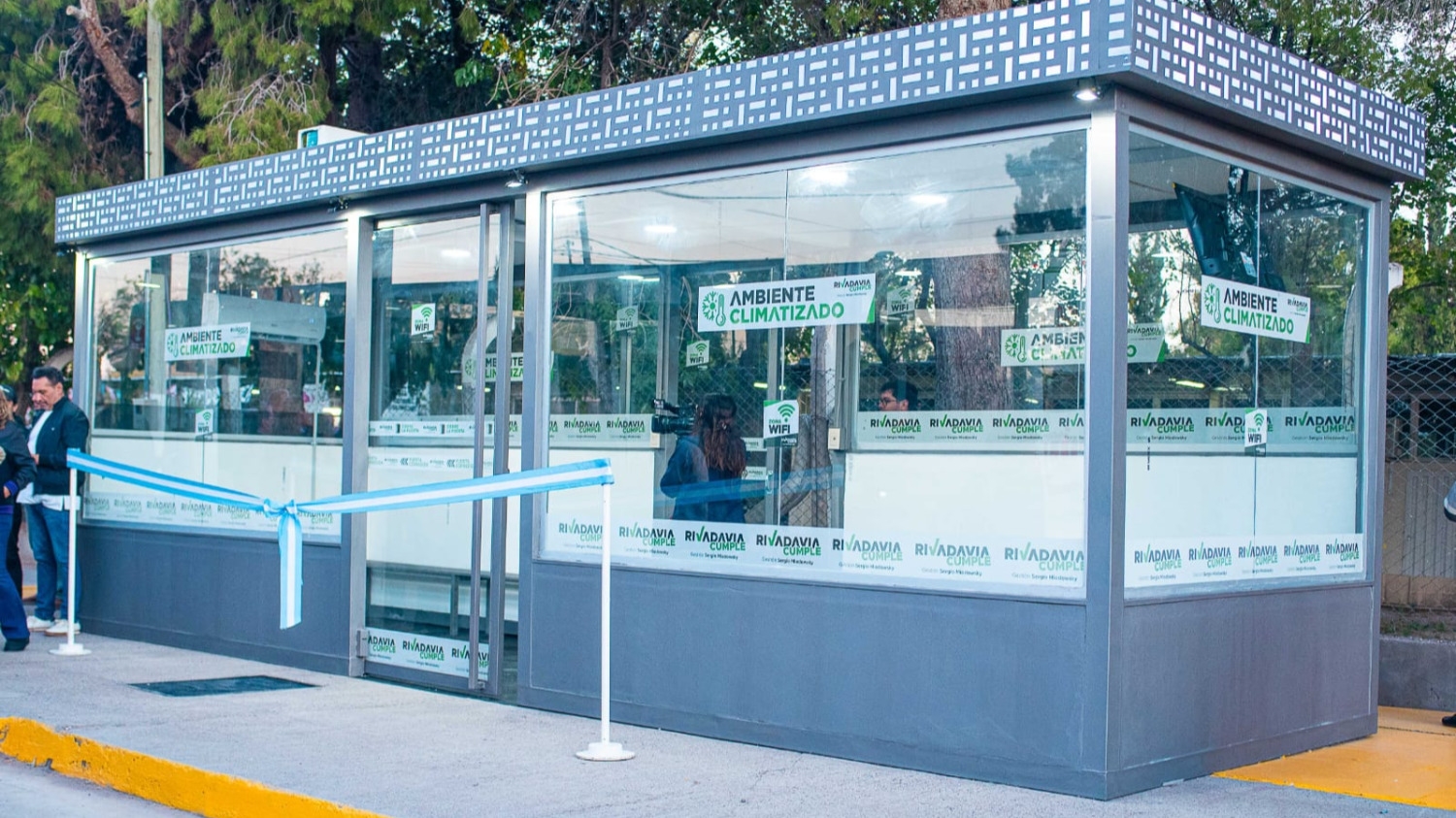 Inauguraron la tercera parada de colectivo climatizada: está ubicada en el CUIM