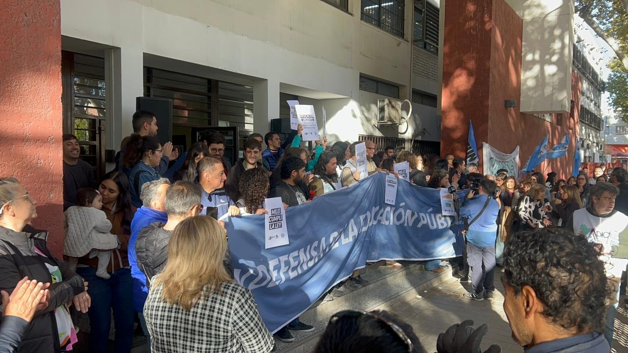 Así fue el abrazo en la Escuela Industrial en defensa del financiamiento universitario