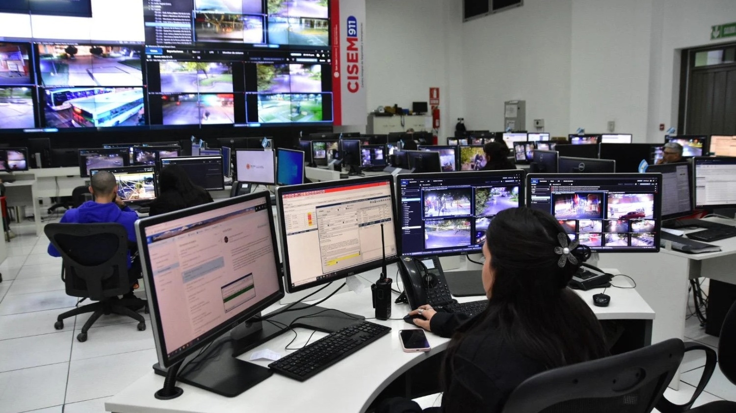 Policías con cámaras en tiempo real, así funcionará el Plan Prisma de seguridad