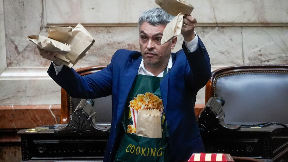 Gritos, pochoclos y respaldo a Adorni en su primer informe 