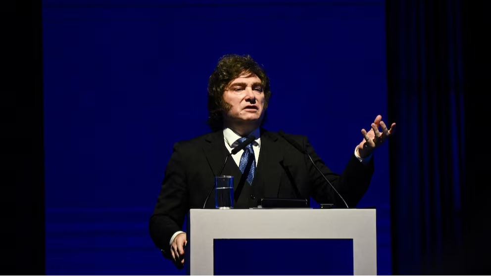 Tras apoyar a Adorni, Milei habla en un evento de economía