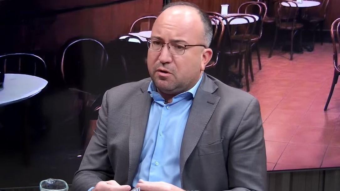 Miodowsky bancó a Martín por su renuncia y cruzó a los intendentes del PJ