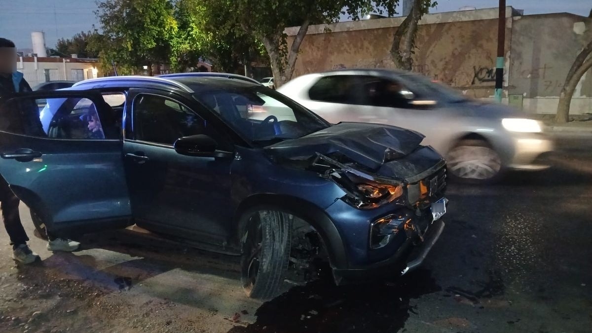 Una fiscal chocó contra un auto estacionado y lastimó a una docente