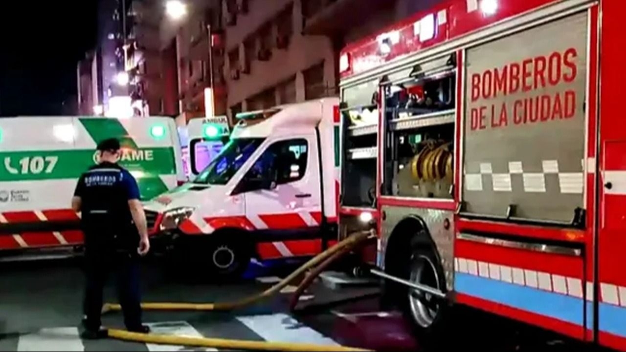 Un gran incendio en un edificio dejó 10 heridos y un detenido