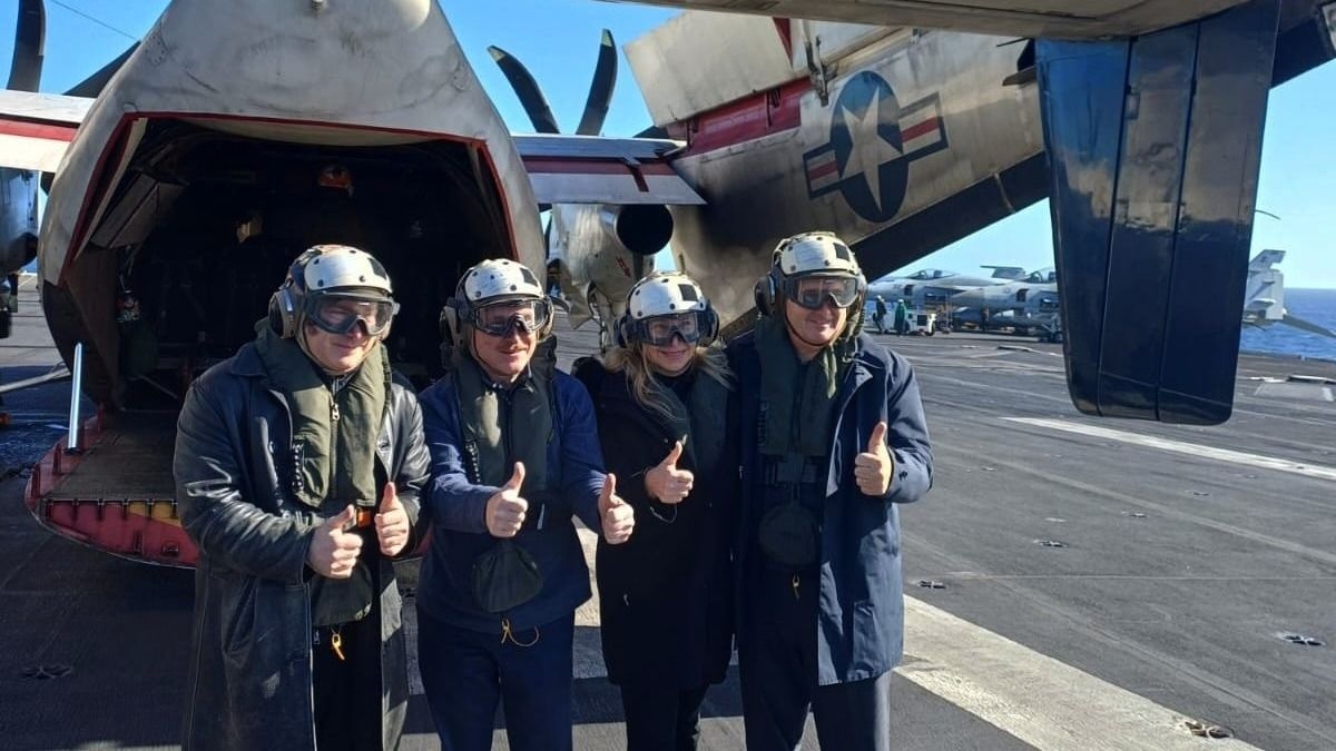 Milei se muestra contento en el USS Nimitz en la costa de Mar del Plata