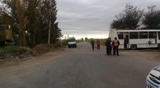 Un tren de carga chocó con un colectivo en el que viajaban 20 personas