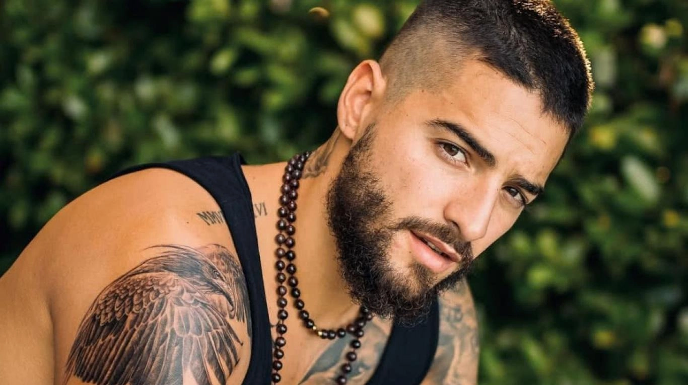 Maluma salió del baño y bailó en bata para sus seguidores