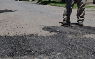 Rawson: las obras de pavimentación continúan pese a la prohibición de inauguraciones