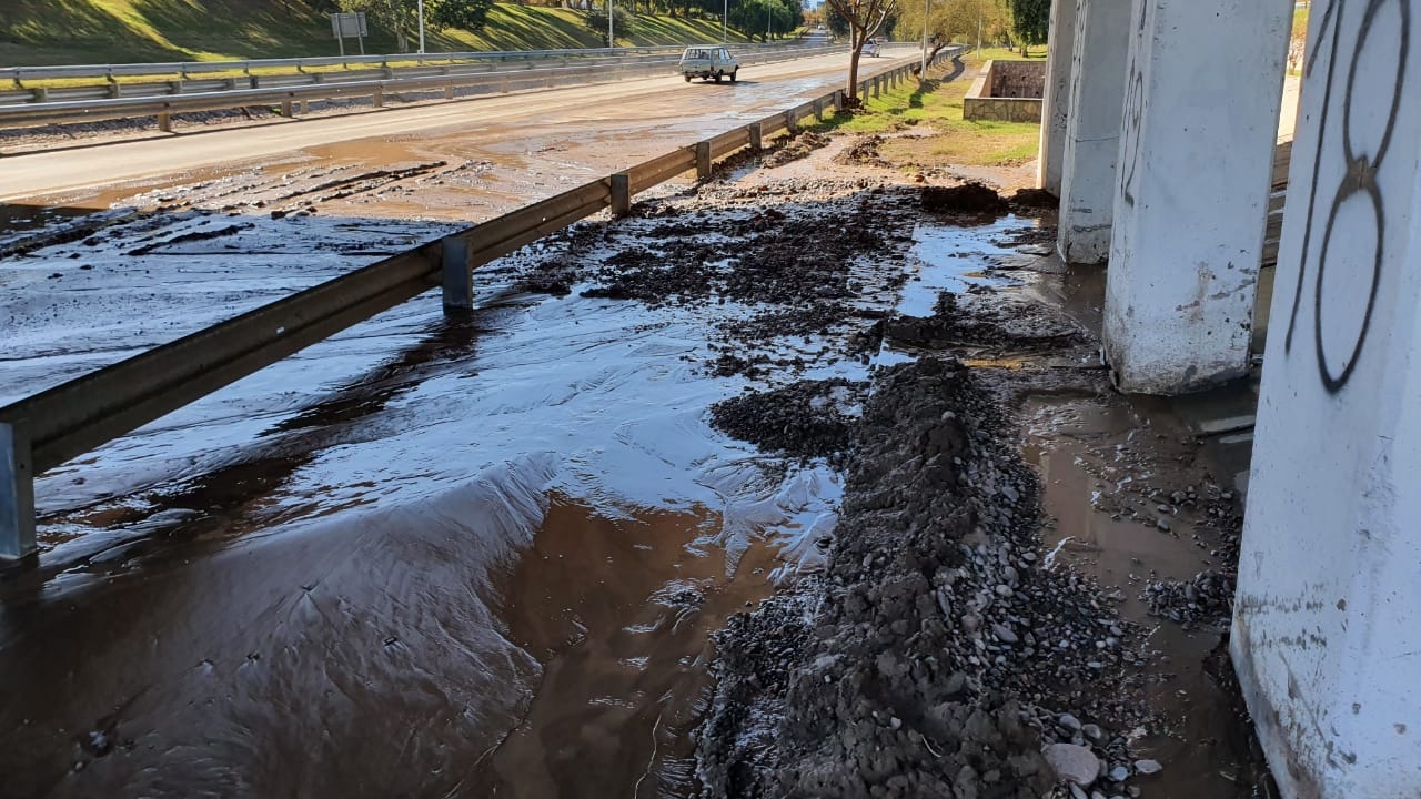 Un caño de agua roto redujo el tránsito en Avenida Circunvalación