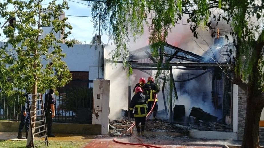Incendio en un local de ropa: explosiones y pánico en plena Capital 
